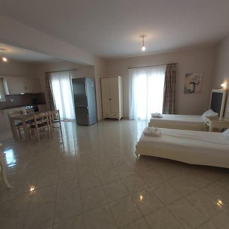 Konstantinos Apartments Амудия Екстериор снимка