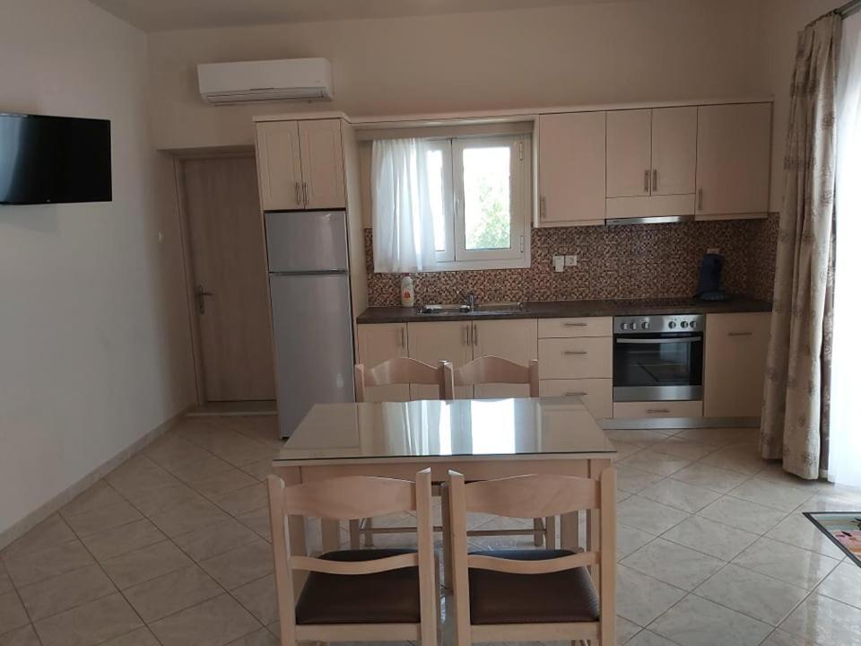 Konstantinos Apartments Амудия Стая снимка